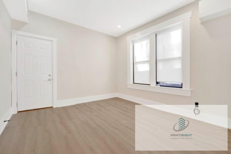 Building Photo - 944 N Damen Ave