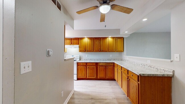 Building Photo - 3 Bedroom/1 bathroom renovated townhouse.