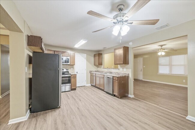 Building Photo - 207 Iris Cir