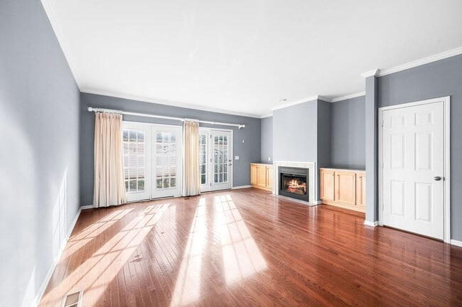 Building Photo - Awesome 2BE/2.5BA duplex Incredible location near Vanderbilt University!