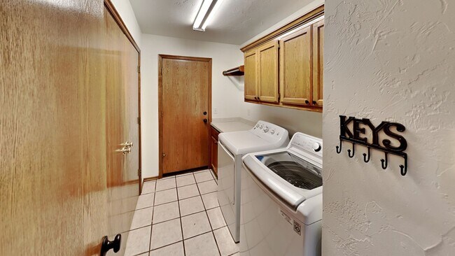 Building Photo - 3 Bedroom with Office in Edmond