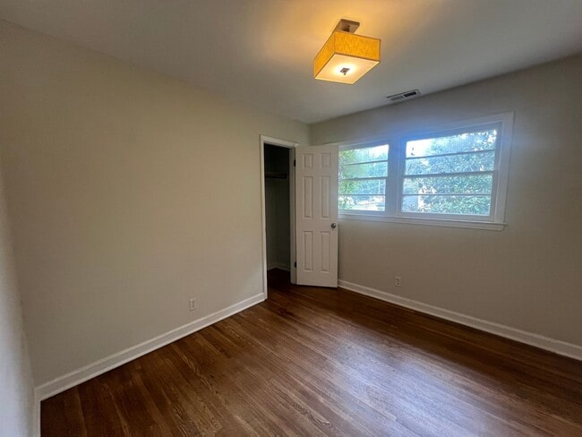 Building Photo - Cozy 2 Bedroom Minutes From Downtown