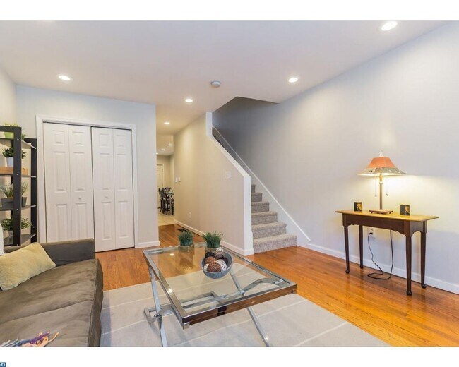 Building Photo - Point Breeze Townhome