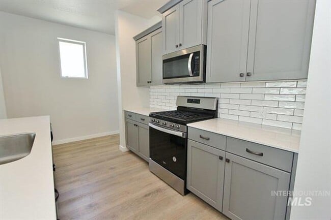 Building Photo - Gorgeous, Sparkling Clean Home, 15 Minutes...