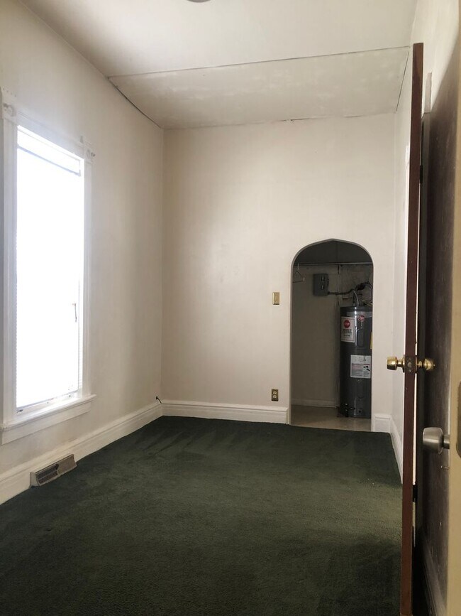 Building Photo - 2 Bedroom 1 bath