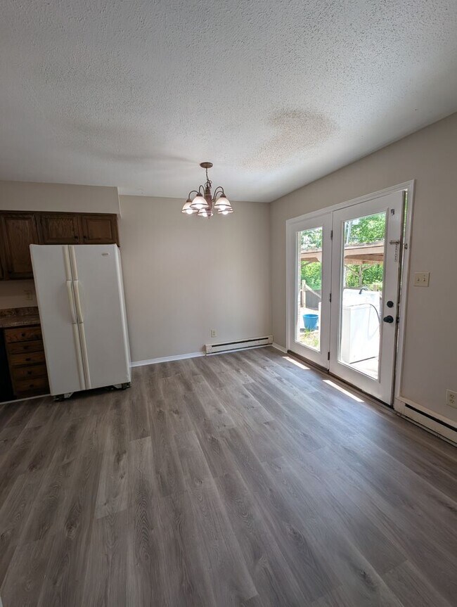 Building Photo - 2 Bedroom/1.5 Bathroom Townhouse in South ...
