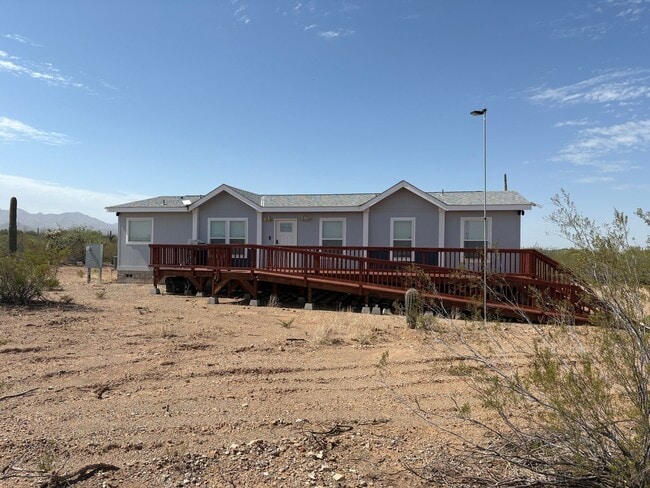 Building Photo - Country living on 4.4 acres 3 bedrooms and...