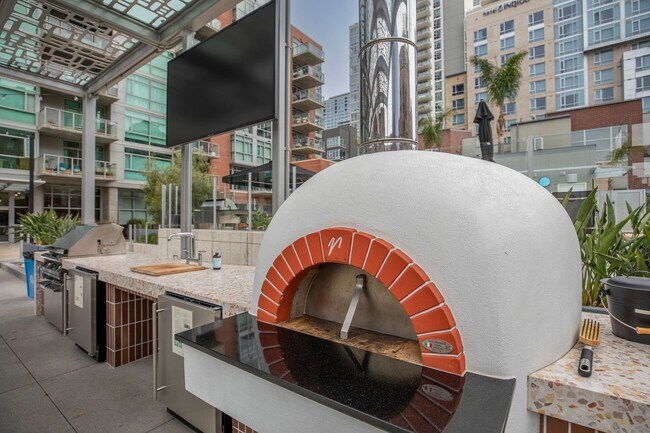 Building Photo - Modern Townhome Living in the Heart of Dow...
