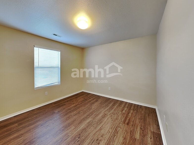 Building Photo - 2136 Summit Way