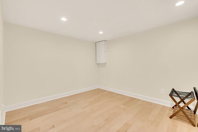 Building Photo - 2536 S Walter Reed Dr