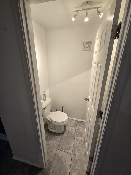 Building Photo - 2370 Manitowoc Rd