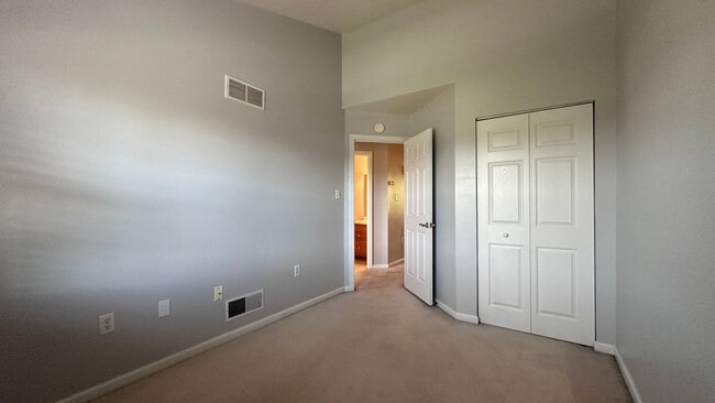 Building Photo - Lovely 3 bed, 2.5 bath townhouse in Seven ...