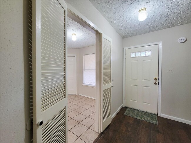 Building Photo - 9415 Beckford Dr