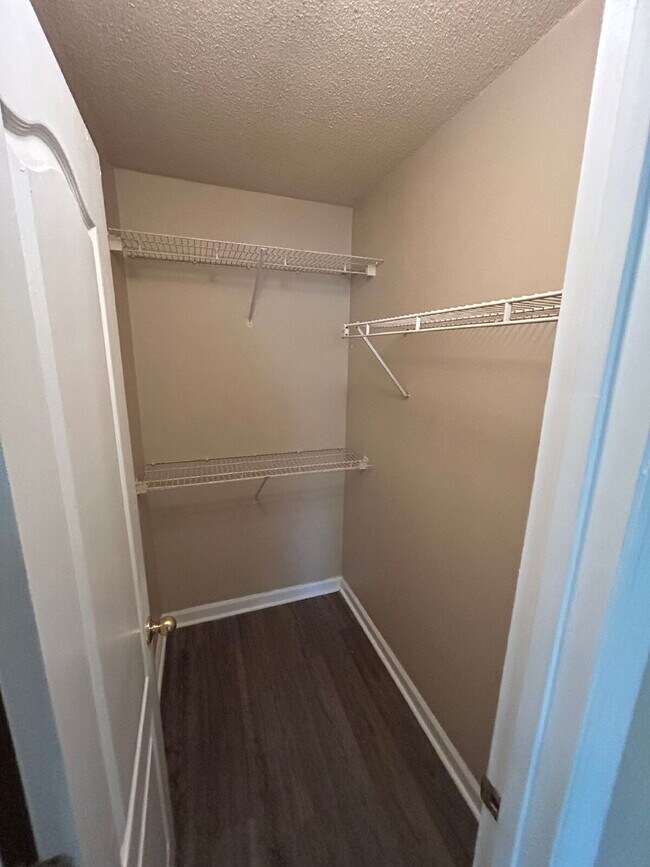 Building Photo - 2 bed/2 bath with new paint and flooring! Pets are welcome! New Back Porch!