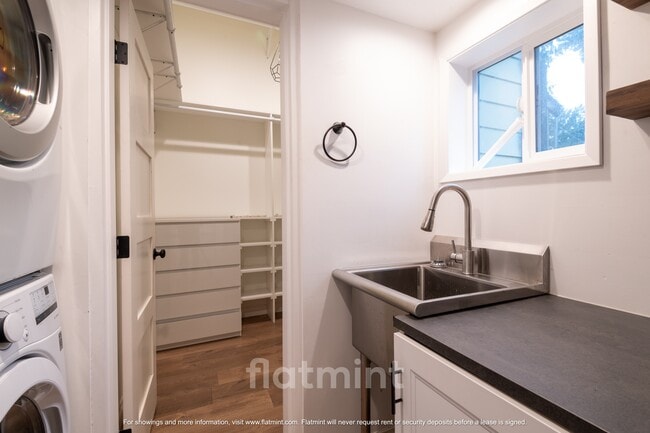 Building Photo - 16111 Stone Ave N