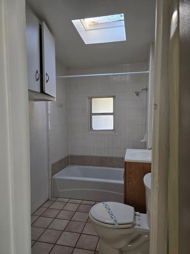 Building Photo - One Bedroom Central!