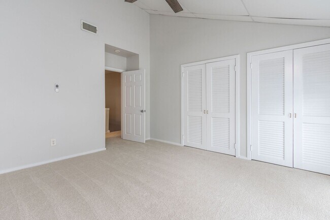 Building Photo - 7 Belaire Way