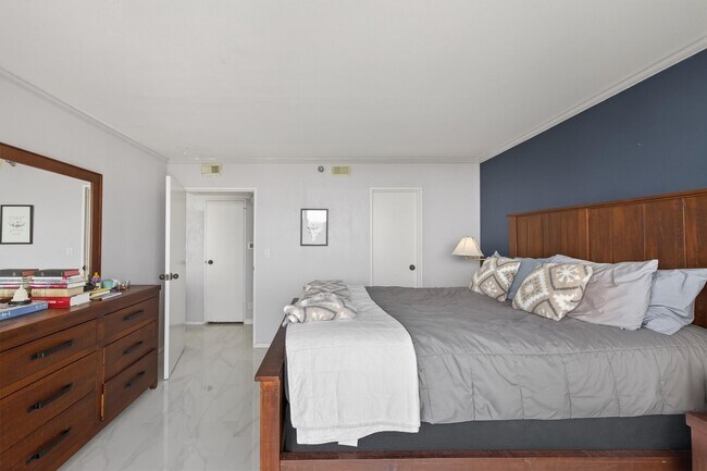 Building Photo - 5220 Seawall Blvd