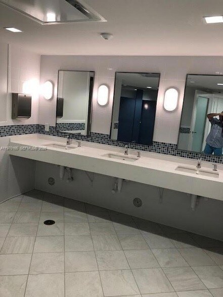 Building Photo - 2500 Parkview Dr