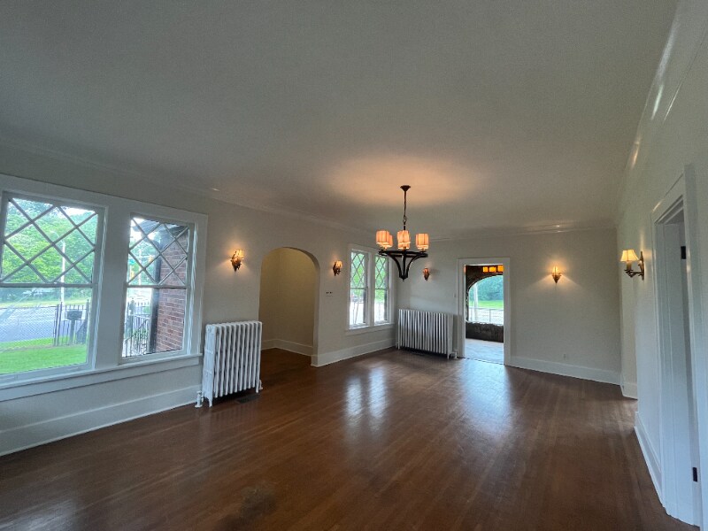 Building Photo - 845 University St