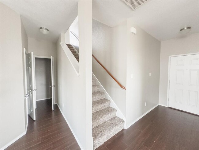 Building Photo - 9909 Fantail Ln