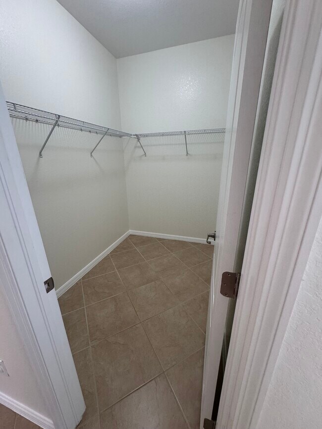 Master Closet HERS - 10510 Yorkstone Dr