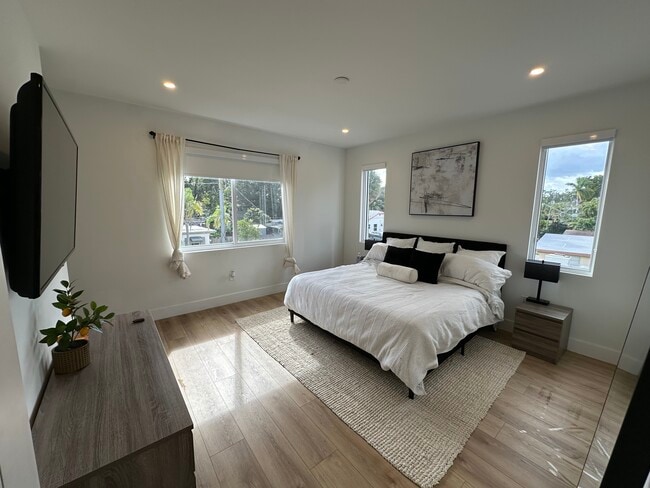 Building Photo - 2109 SW 18th Ave