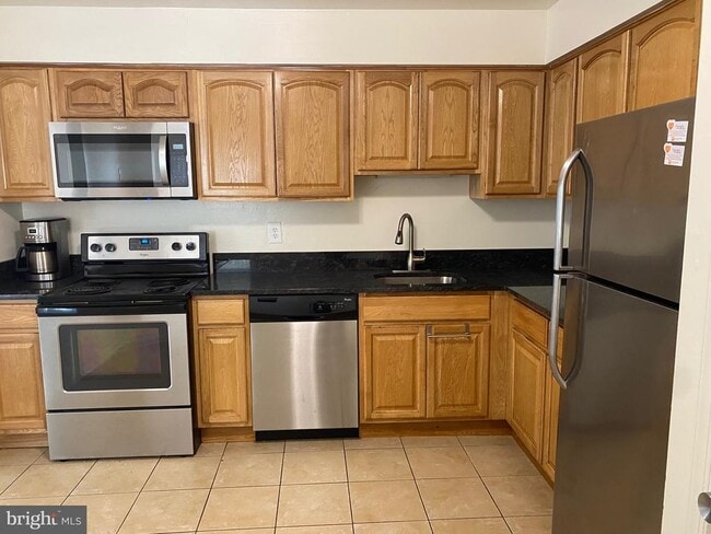 Building Photo - 1811 Hennessy Dr