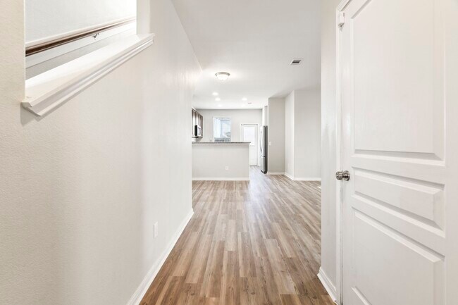 Building Photo - 914 Canyon Hill Ln