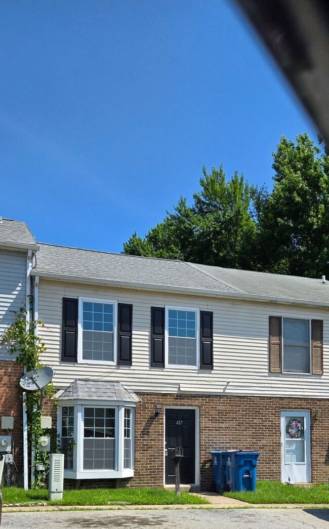 Building Photo - 3 bedroom, 1.5 bath townhome in Newark
