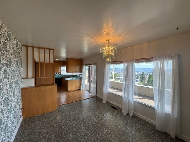 Building Photo - Move in special-HALF off first month's rent!