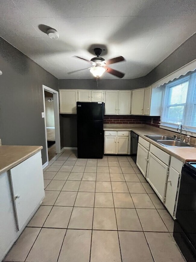 Building Photo - 2 bedroom, 1 bathroom home located in the heart of Lexington