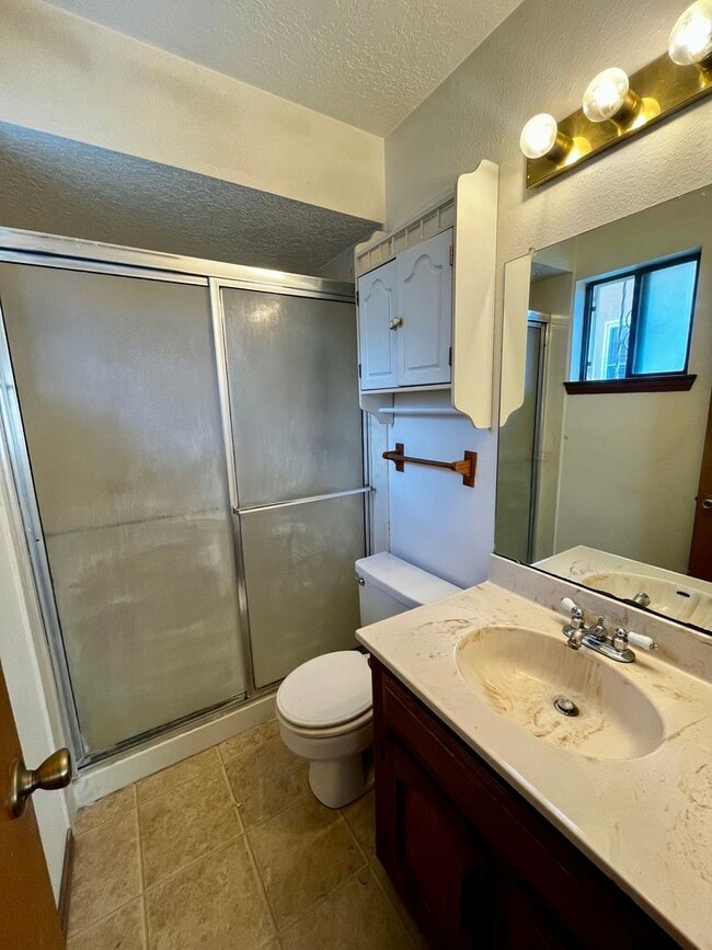 Building Photo - Cozy 3 bedroom 2 bathroom Home Located in ...