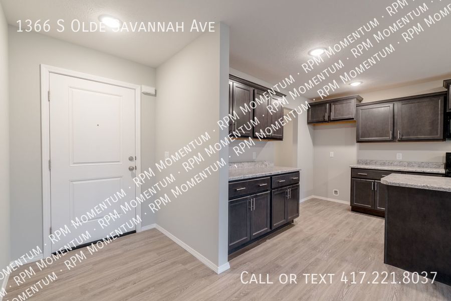 Building Photo - 1366 S Olde Savannah Ave