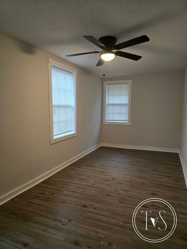 Building Photo - Move-in ready NOW!