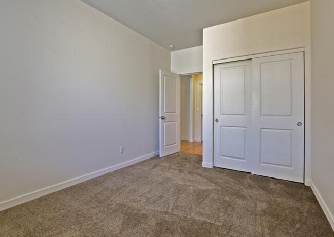 Building Photo - Expansive Orenco Home with 5 Bedrooms, Bonus Room & 3 Full Baths