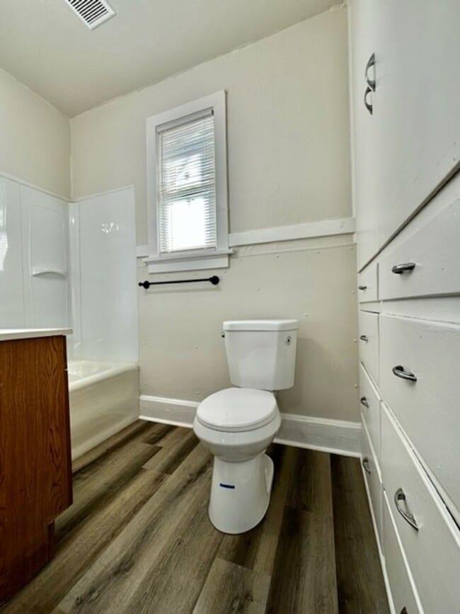 Building Photo - 808 Cherry St