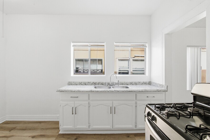 Building Photo - 707 W 48th St