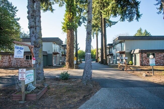 Building Photo - Remodeled 2x1 unit Ground level unit!