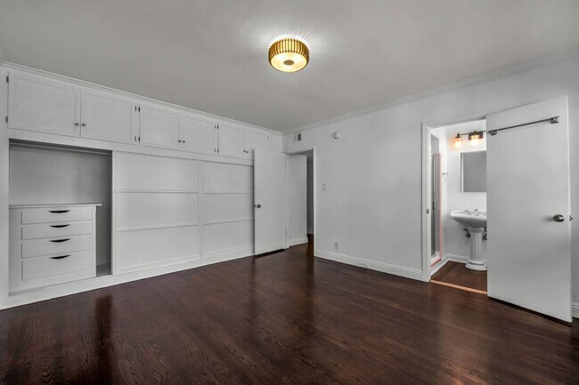 Building Photo - 2 bed + 2 bath in amazing location!!
