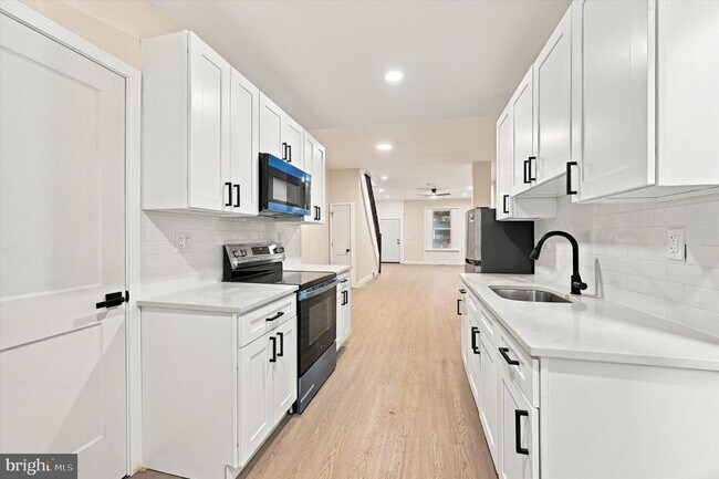 Building Photo - 66 Manheim St