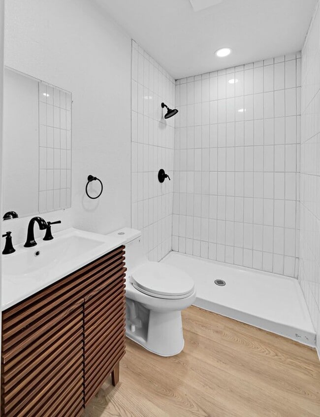 Building Photo - Newly remodeled 3 bedroom/2 baths coming s...