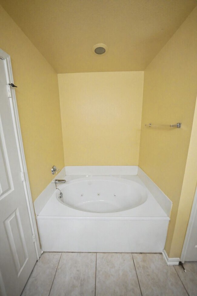 Building Photo - Beautiful 5-Bedroom Home in Schertz - Realtor Commission: $750