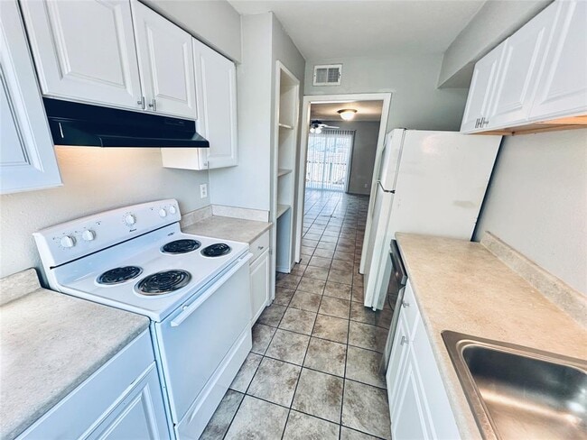 Building Photo - 3822 Southway Dr