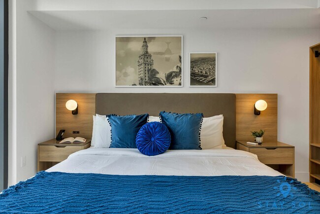 Building Photo - 601 NE 1st Ave