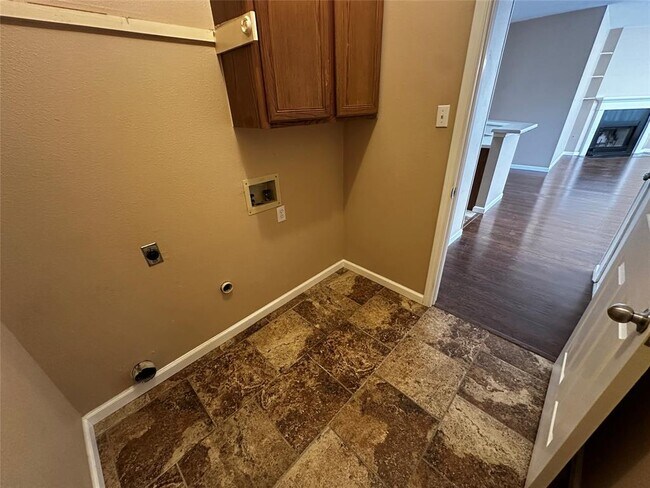 Building Photo - 1041 Disraeli Cir