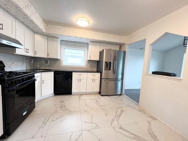 Building Photo - 156 Petrus Ave