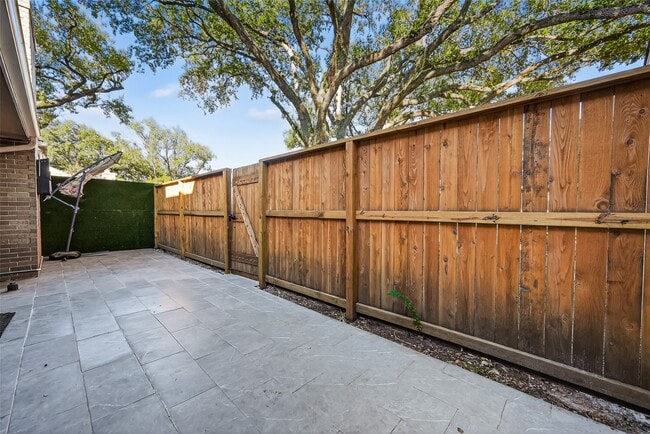 Building Photo - 13925 Hollowgreen Dr