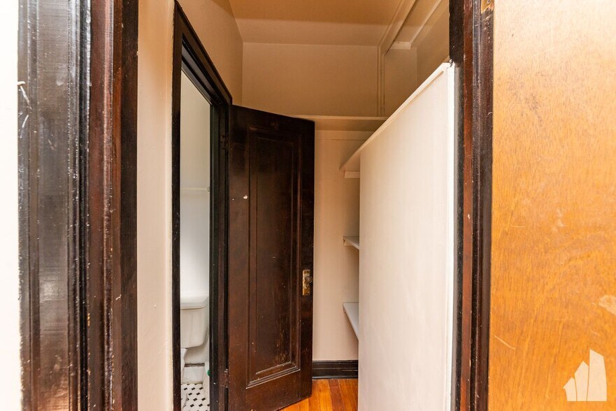 Building Photo - 948 W Cuyler Ave