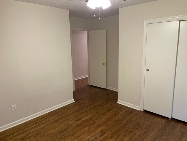 Building Photo - Large 3 bedroom, 2 bath Floral Park Home.